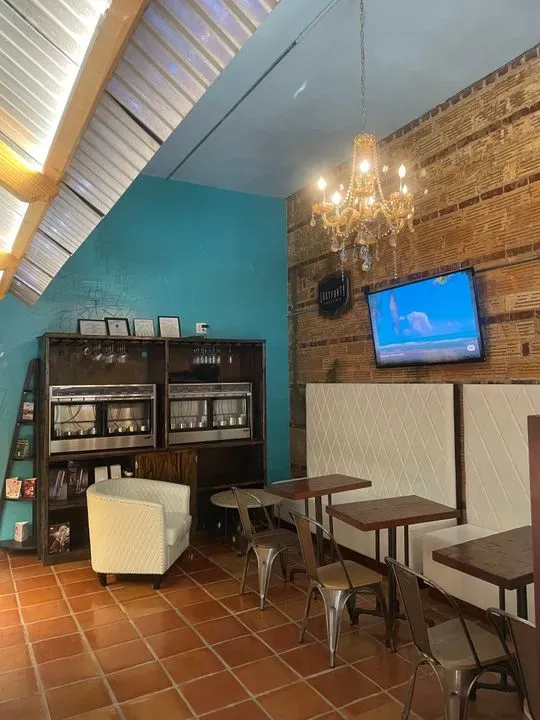 https://cdn.salonspotlight.com/photos/qRfgQ0T290ydWPvDR4uq/981acbc6-0953-4327-88a4-a687328adf24_720x720
