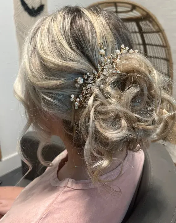 https://cdn.salonspotlight.com/photos/qRmpwnPJRa2pgik4qLb7/bd144c9c-d4f0-455b-9dc1-733e06a98d9e_720x720