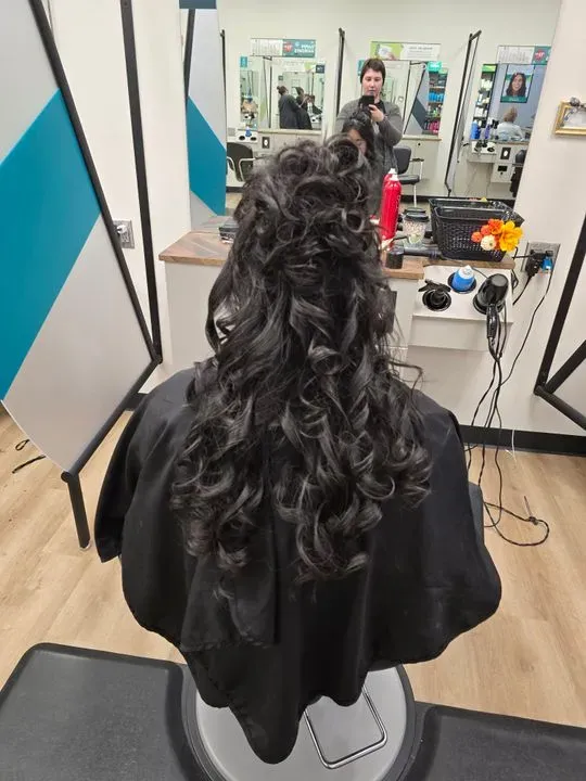 https://cdn.salonspotlight.com/photos/qSf3HGSSfBrkPTlGQzJ7/9d7927fa-b7b3-44f6-8b0f-6798216cea64_720x720