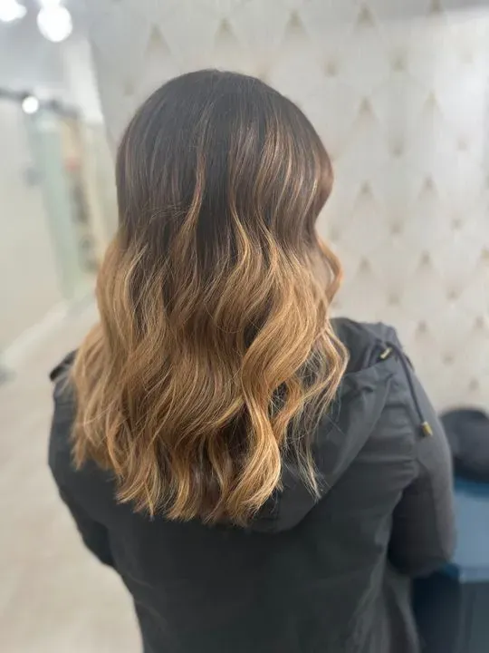https://cdn.salonspotlight.com/photos/qTgtUg0WwC9AFbWZQ9oY/a371244b-426c-450f-9c31-310a5dbe3259_720x720