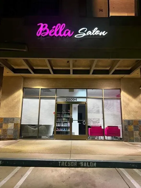 https://cdn.salonspotlight.com/photos/qUBw83BJVOEi8EsM99Ll/e16de8e5-7887-4e7a-86f6-73129da4c31e_720x720