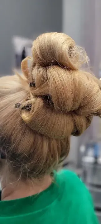 https://cdn.salonspotlight.com/photos/qUOSTmLH8cJJYV75zxjD/8377452c-8227-4813-b961-b82529bbf4ca_720x720