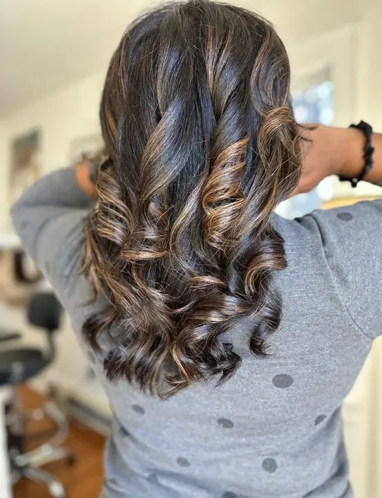 https://cdn.salonspotlight.com/photos/qUYUlSbwpNEeRInuNOv8/608c3308-528f-43a4-aaeb-3122b3b947e6_720x720