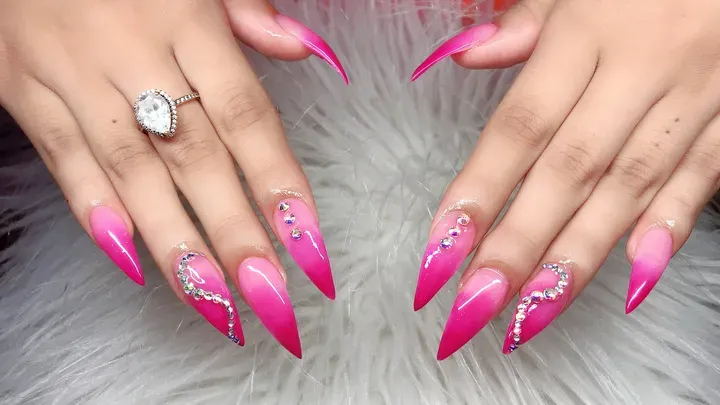 https://cdn.salonspotlight.com/photos/qavdiX2ysw8brPmNbND4/350b609a-3d7e-45d6-9c10-427f29c47bd2_720x720