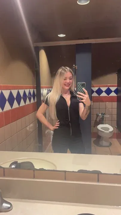 https://cdn.salonspotlight.com/photos/qbDOJJc4euFUShuYFEvj/4703cf8b-8fdf-4216-85a9-3774ade5f8e7_720x720