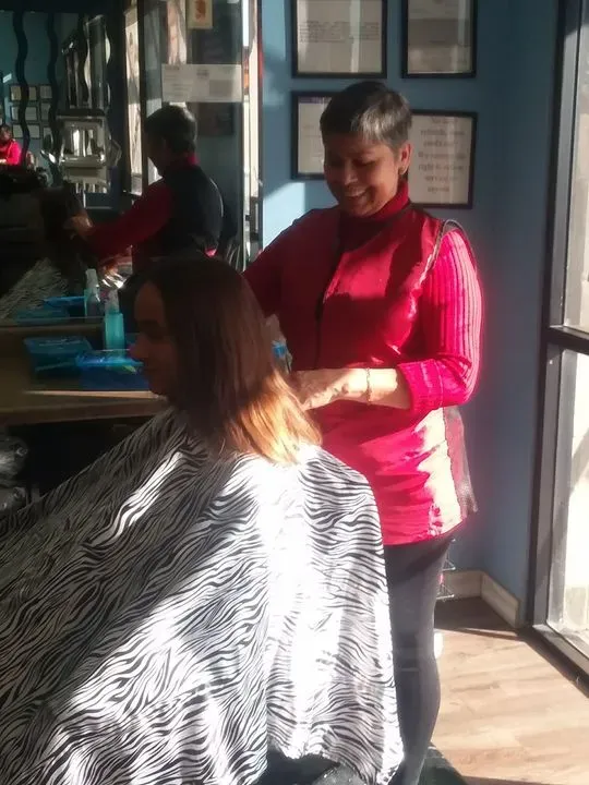 https://cdn.salonspotlight.com/photos/qe9rFAS0ydCqxR1GHKev/2d15cb00-0026-4f0b-8bb3-dedac2bac631_720x720