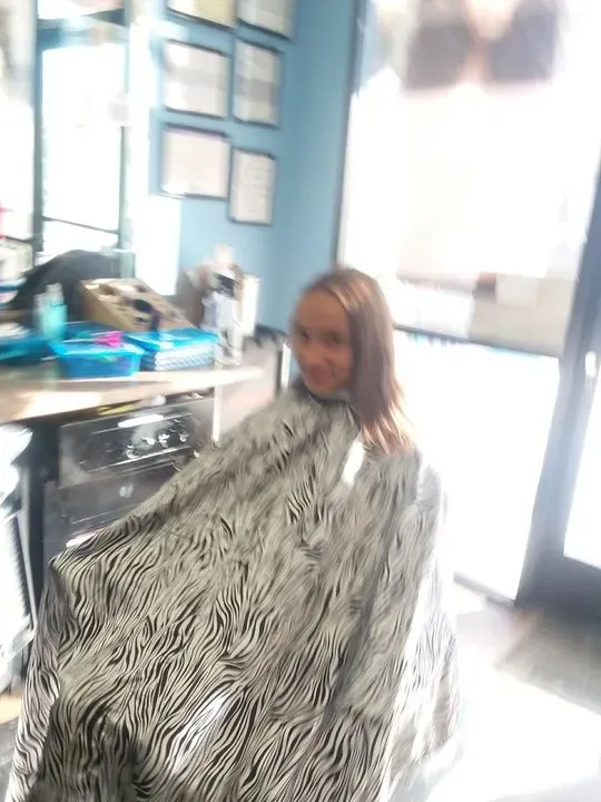 https://cdn.salonspotlight.com/photos/qe9rFAS0ydCqxR1GHKev/37523372-f198-494a-bc0c-278710b7cc31_720x720