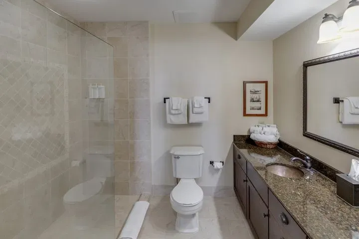 https://cdn.salonspotlight.com/photos/qeZhTuku7IxATWnezHsG/06315a06-9332-48c1-bf37-56e400822ad3_720x720