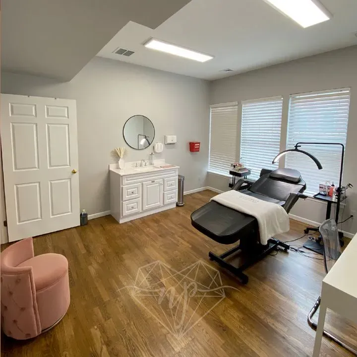 https://cdn.salonspotlight.com/photos/qhegmtbFCNgYx019NEtE/781f1b56-99bd-4ba8-8097-0261e45d6bf5_720x720