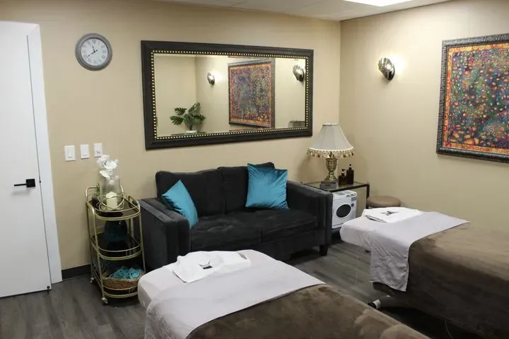 https://cdn.salonspotlight.com/photos/qiaLpe3MSPISC5HY6oUQ/dc86b284-a865-4077-b930-a75355554c36_720x720