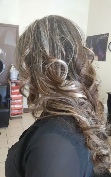https://cdn.salonspotlight.com/photos/qjvSE0g3XvNEypPa2Rxf/d535a9f3-6157-44ed-8f03-934d0e0d0ecd_720x720