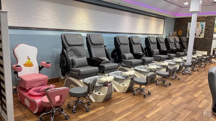 https://cdn.salonspotlight.com/photos/qk6TcuUtkgkWFRSth2wR/206f36b1-d8ec-41be-92db-4b7495da063d_720x720
