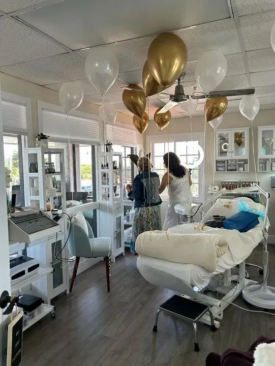 https://cdn.salonspotlight.com/photos/ql0pCZCffLvTAeXrffXL/9dd43cb7-cfa5-4b48-9eac-5fe39656b59e_720x720