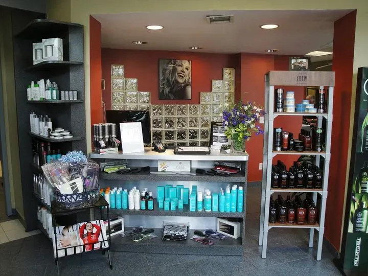 https://cdn.salonspotlight.com/photos/qllBPyFTfuc5ryUwhNaE/489055f6-c0a6-422b-9a59-d429152e5fd0_720x720