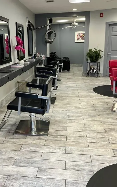 https://cdn.salonspotlight.com/photos/qllBPyFTfuc5ryUwhNaE/f972d4f9-73e7-446b-a856-6575d5cfe5a0_720x720