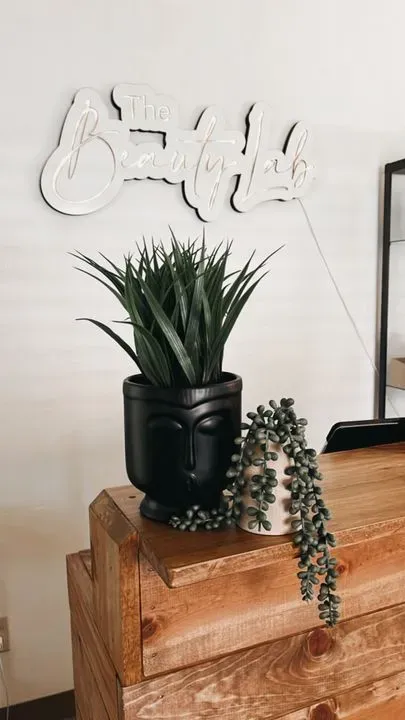https://cdn.salonspotlight.com/photos/qpLRDaIkbIsZp2XDyttm/8b8151f7-7607-48d8-a2b3-367884b5dec4_720x720