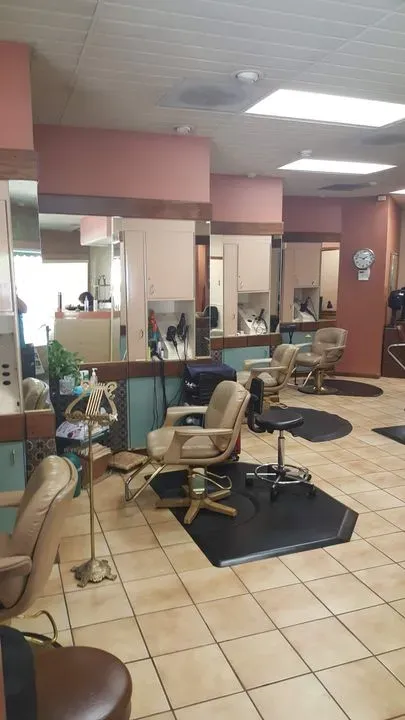 https://cdn.salonspotlight.com/photos/qqYEkzss3aWUM8ATcivF/64478471-8c3b-4b81-a3e2-49570a341811_720x720
