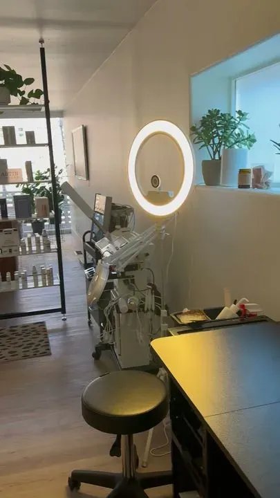 https://cdn.salonspotlight.com/photos/qshCR9bkKdSZacc3xPJA/7accb766-2a94-4e7c-a9c1-82b199e01262_720x720