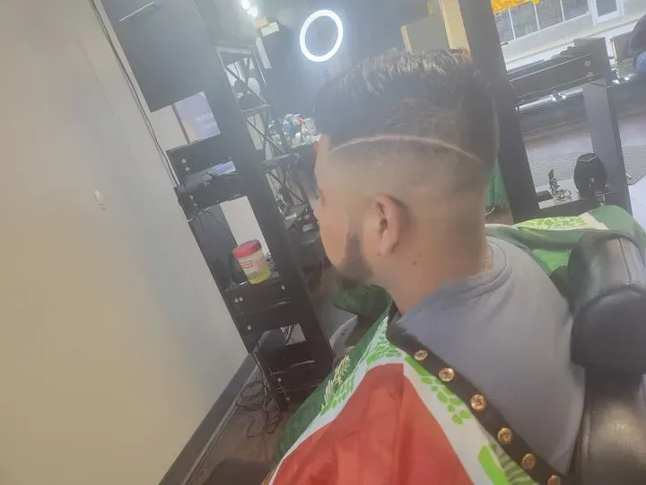 https://cdn.salonspotlight.com/photos/qtC6uEauEG1w8bC7Ez7I/83049c64-ee00-4e0d-9bfe-3ffaf77bff02_720x720