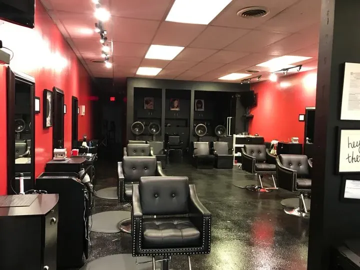 https://cdn.salonspotlight.com/photos/quhL2L10PONYYd9F41lA/1079c5a7-2182-44b4-92ea-ec5702ed0a1d_720x720
