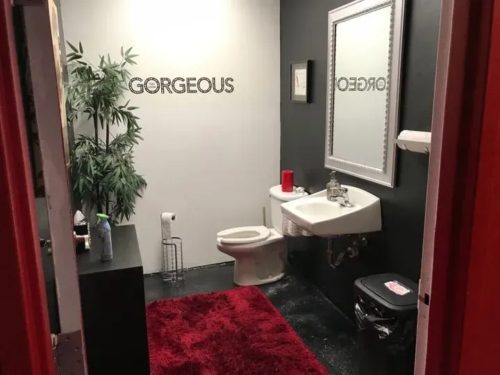https://cdn.salonspotlight.com/photos/quhL2L10PONYYd9F41lA/65959a40-1c32-4efe-acbe-c6d1565006af_720x720