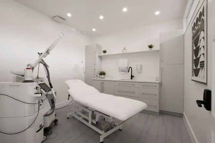 https://cdn.salonspotlight.com/photos/qwq51Q7IsrmBtBAypjS3/2e3be3d4-1d18-4fe5-b58e-81a1b1b48c52_720x720