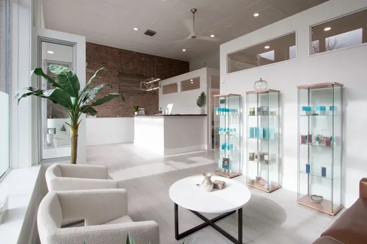 https://cdn.salonspotlight.com/photos/qwq51Q7IsrmBtBAypjS3/40112873-4334-4f30-b850-2bf03efde693_720x720