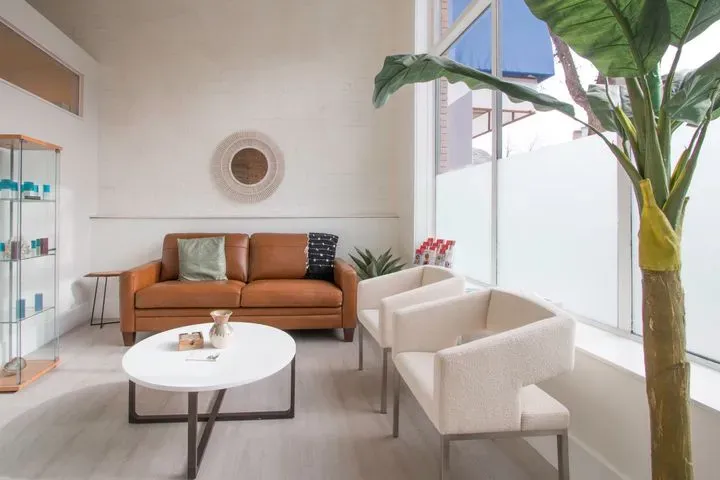 https://cdn.salonspotlight.com/photos/qwq51Q7IsrmBtBAypjS3/b28ca128-d336-4fcb-bb06-71a8af090264_720x720