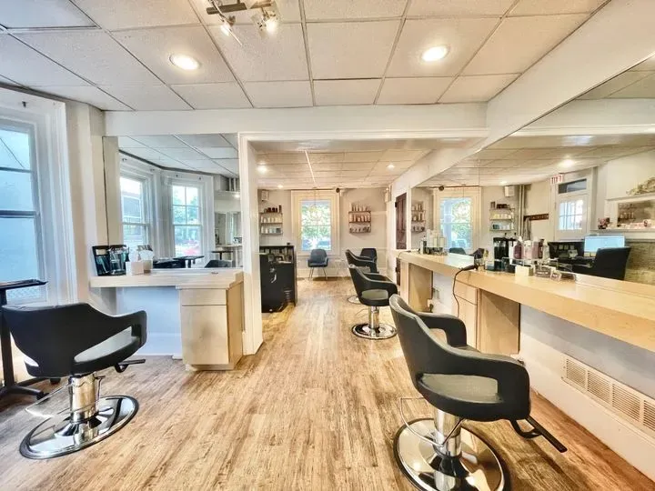 https://cdn.salonspotlight.com/photos/qx2Cd0zkLbsb9xoj62RP/25681f04-1617-4302-a876-0f0030f35d37_720x720