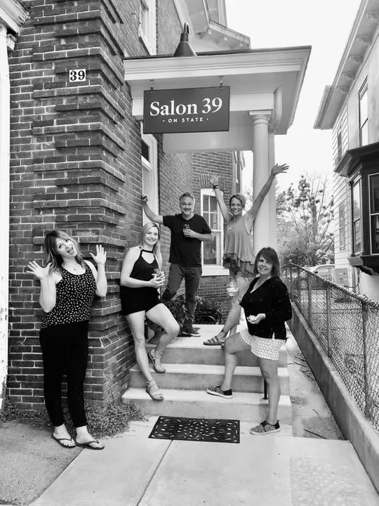 https://cdn.salonspotlight.com/photos/qx2Cd0zkLbsb9xoj62RP/b43a166b-e0de-4d7e-9f69-e89e07331c0a_720x720