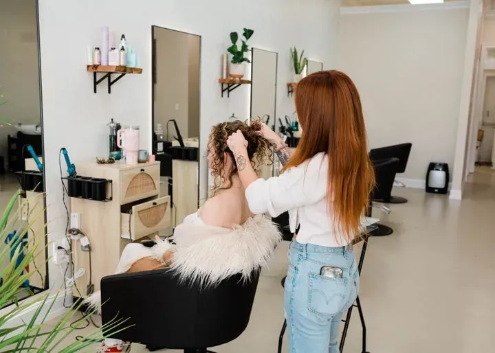 https://cdn.salonspotlight.com/photos/r0rZiLdeZ59WKeeRxCAH/1538913d-6810-4f7a-bfcf-fa19b037c5f0_720x720