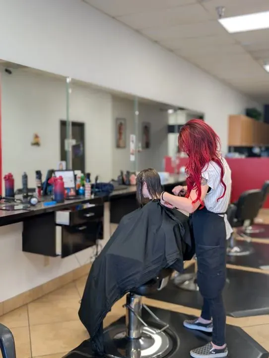https://cdn.salonspotlight.com/photos/r1EcqHKBviTQQ5bBuM99/e3ce88c7-6a7f-46ef-972c-6032c3c79590_720x720