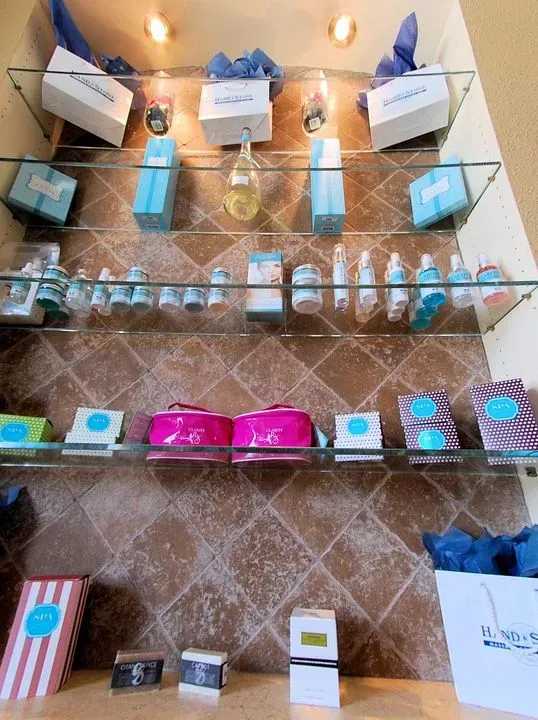 https://cdn.salonspotlight.com/photos/r1Mf61PqiTIEXY6oyXY8/7aa41b81-318d-4bdb-a655-b2b7ba7f2709_720x720