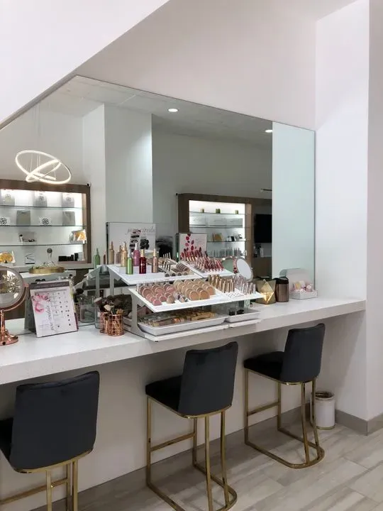 https://cdn.salonspotlight.com/photos/r4Sorrv6ZUCeYZ8PQk4t/34bf8d19-9fe6-40dd-bb8b-131399db7628_720x720