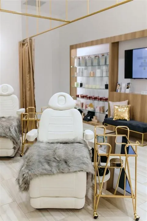 https://cdn.salonspotlight.com/photos/r4Sorrv6ZUCeYZ8PQk4t/dd9e633e-b03d-45e2-b491-76683acae224_720x720