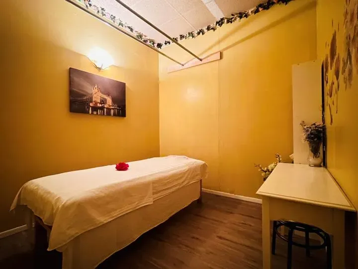 https://cdn.salonspotlight.com/photos/r5KMGzBcJt7ZoVfqBtzv/d77989e0-0d73-4408-95f5-5185916157c1_720x720