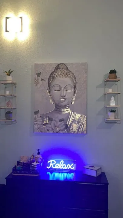 https://cdn.salonspotlight.com/photos/r84S6TqQYQUvXNexyboe/b7a12f4d-5d5c-45f0-9727-c32c55895b7b_720x720