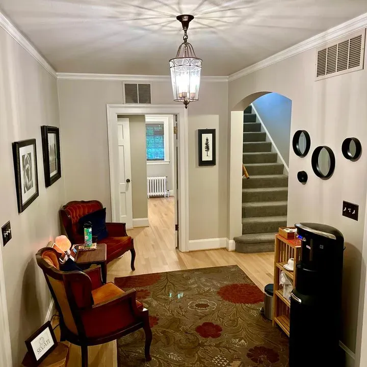 https://cdn.salonspotlight.com/photos/r8PVQfyeZFUwHaSeV3uu/1a5c0501-8195-4b1e-b806-61aae1ac9262_720x720
