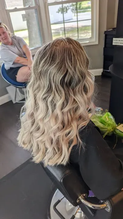 https://cdn.salonspotlight.com/photos/r9R9lrFFa5gYsGZmAwRO/2357fbe3-fc2c-4716-8477-519381e12e1d_720x720