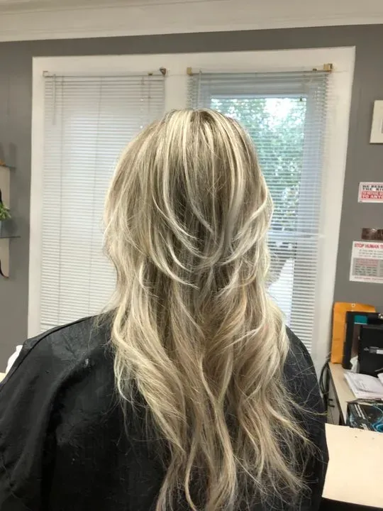https://cdn.salonspotlight.com/photos/rBRXoCidt2HNVXyGc0eP/adc88975-a1e7-43fd-a59e-d46c61736191_720x720