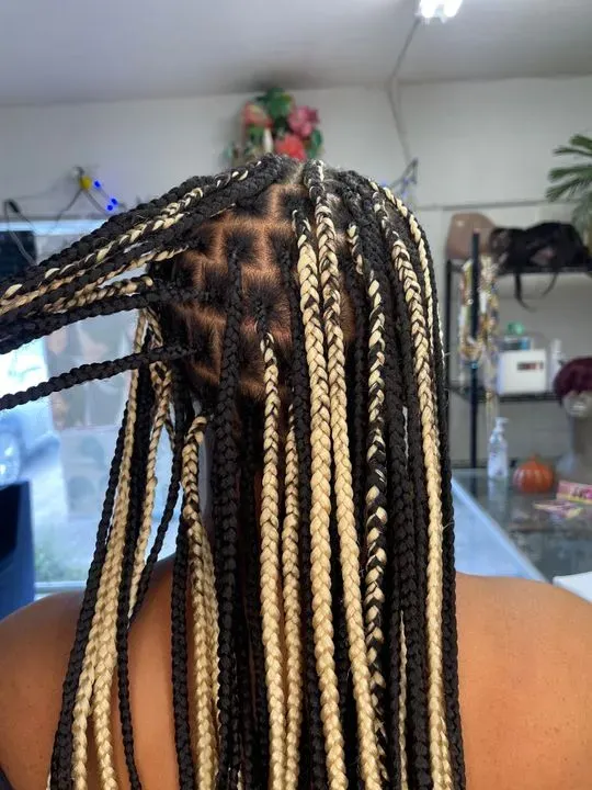 https://cdn.salonspotlight.com/photos/rBZX9UdwZ0NfyiWKBt7J/9bc96d59-0215-4adb-ada5-5f20a15956bb_720x720