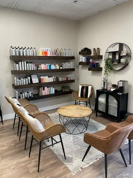 https://cdn.salonspotlight.com/photos/rC8QgJOPCNsrOcWQ4Aih/1b77f29e-2ab8-4b41-9c78-2a2eff16e4ec_720x720
