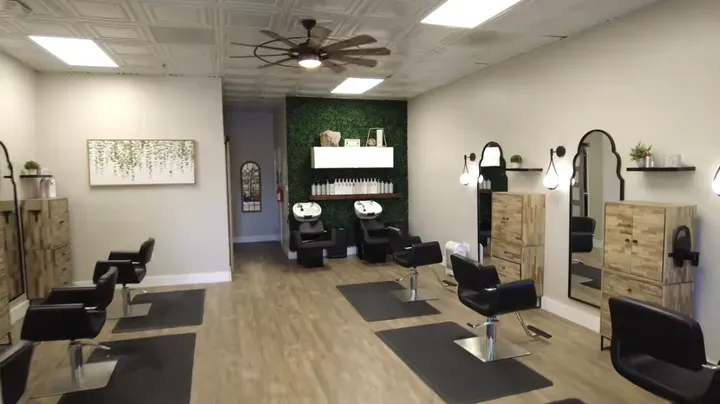 https://cdn.salonspotlight.com/photos/rC8QgJOPCNsrOcWQ4Aih/66aa8ee8-3c30-47de-bc8e-469f2e2ac027_720x720