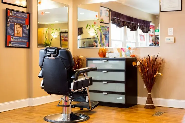 https://cdn.salonspotlight.com/photos/rCCnslX6f5Ae9hQ9SCNi/ac18e162-1e59-482e-b3d1-2c0b44053f75_720x720