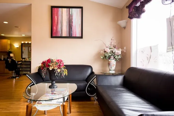 https://cdn.salonspotlight.com/photos/rCCnslX6f5Ae9hQ9SCNi/cd305ff9-9928-4605-b586-18b9801c21a8_720x720