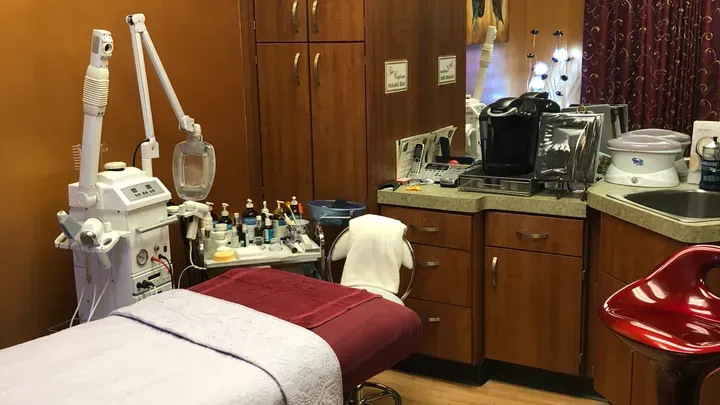 https://cdn.salonspotlight.com/photos/rCDosayjKq4gXooVGJfn/70bfc98e-d6f7-43fe-b370-aa20864c62c7_720x720