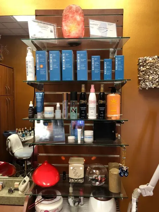 https://cdn.salonspotlight.com/photos/rCDosayjKq4gXooVGJfn/7919ae0a-f957-49b0-bfb8-309f012dc54f_720x720