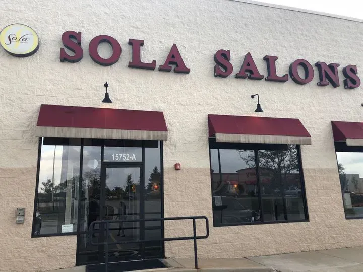 https://cdn.salonspotlight.com/photos/rCDosayjKq4gXooVGJfn/c0ebb6d3-6d61-473d-bc83-054a69b94a92_720x720