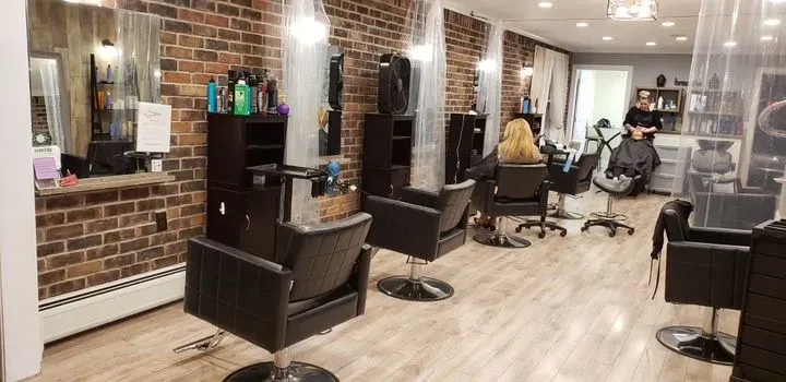 https://cdn.salonspotlight.com/photos/rDKBXYN4Smf85pqK3hv1/7a70fe66-0de6-41e6-b482-e034cebdf724_720x720