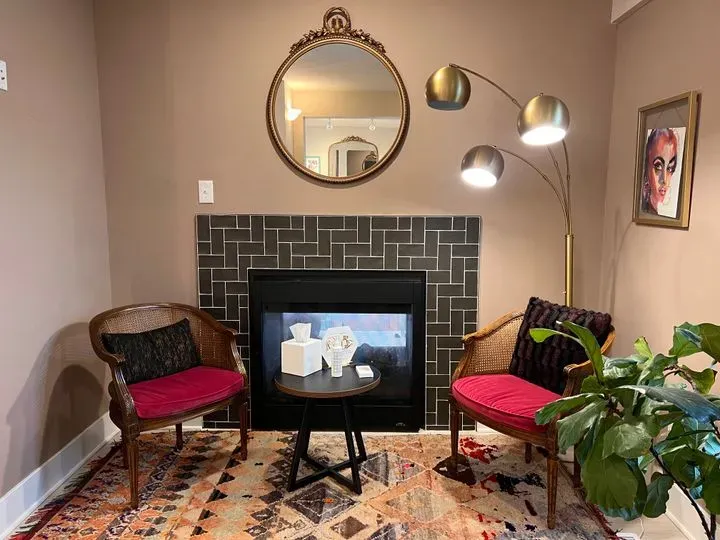https://cdn.salonspotlight.com/photos/rDcj8D15iU2KL0Xo9JQc/1b5a6c25-5603-4f13-9190-44c4e4aa268d_720x720